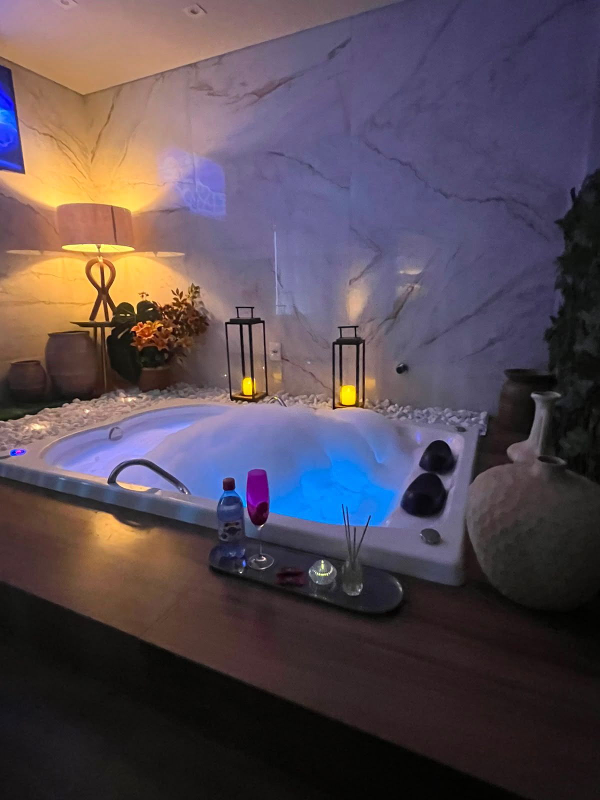 Espaço de relaxamento com banheira de hidromassagem e velas